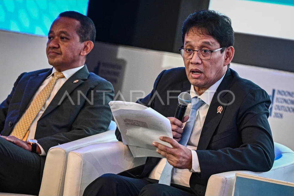 PAPARAN:Menteri Keuangan Purbaya (Kanan) saat paparan dalam acara Indonesia Economi outlook (ANTARA Foto)