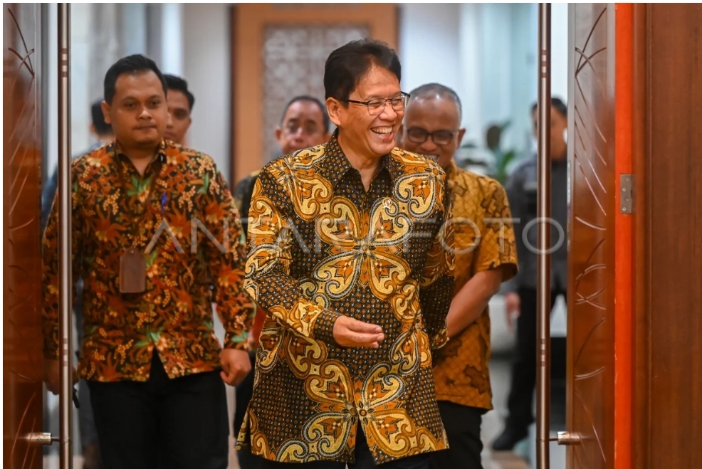 Mneteri Keuangan, Purbaya (tengah) saat menghadiri salah satu acara di jakarta (ANTARA Foto)