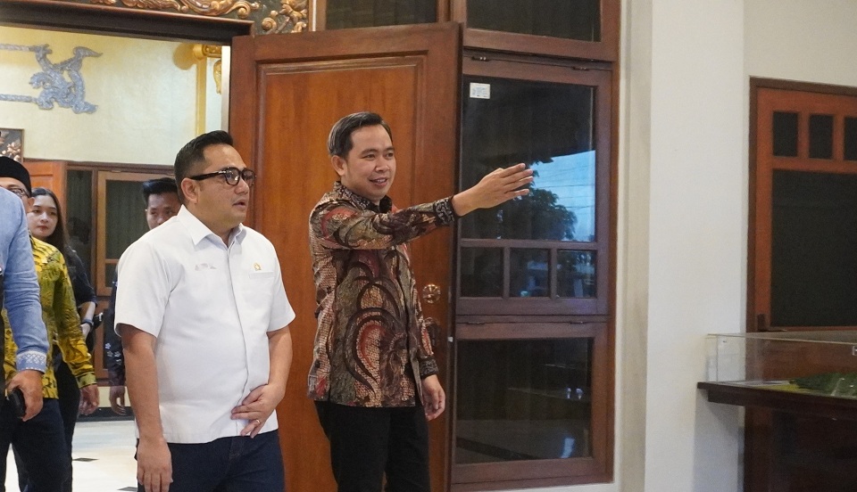 DUKUNG KEBERLANGSUNGAN: Bupati Fawait saat menemani Ketua Komisi II DPR RI, Rifqinizamy Karsayuda, bersama rombongan Komisi II, usai landing dari Bandara Notohadinegoro, di Pendapa Wahyawibawagraha.