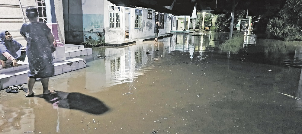 MERANA: Warga rambipuji yang hanya pasrah saat air masuk ke permukiman pada 12 Februari kemarin. Bupati Jember Muhammad Fawait mengajak seluruh masyarakat untuk tetap waspada.