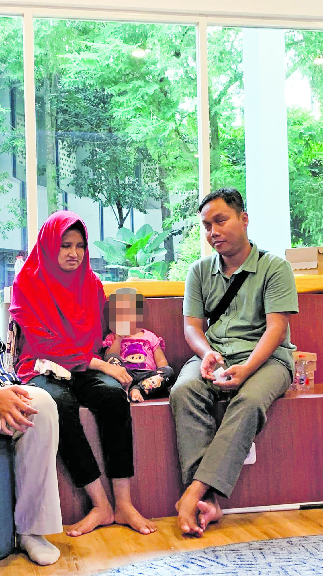 BERCENGKRAMA: Ali Muhtar Zamrony dan Yepy Ristian sedang bermain dengan buah hatinya.