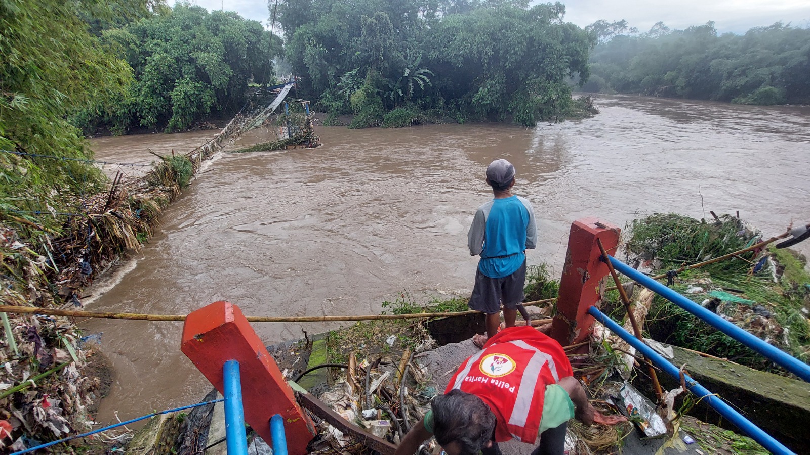 KEHILANGAN: Jembatan gantung di Desa Jubung, Kecamatan Sukorambi yang terputus. Jembatan tersebut juga ditinjau oleh Pemkab Jember dan Pemprov Jatim.