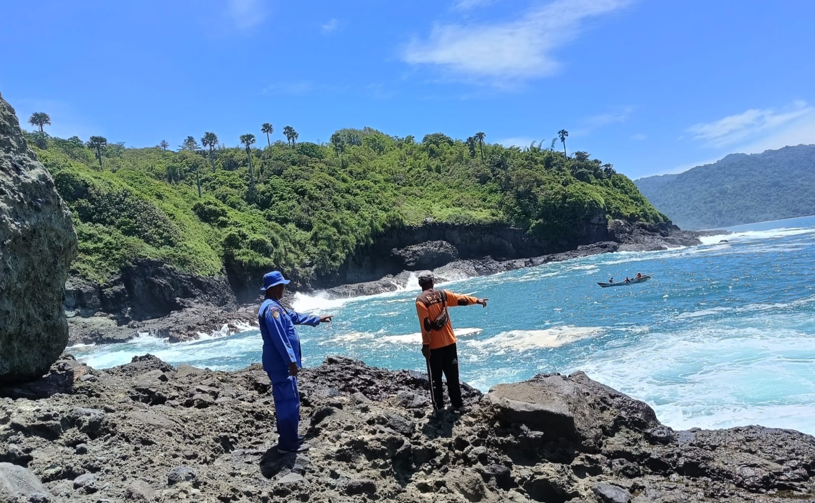 LAKUKAN PENCARIAN: Tim SAR Rimba Laut bersama Satpolair Polres Jember terus melakukan pencarian korban yang terjatuh saat memancing di Pantai Rowocangak, Desa Sabrang, Kecamatan Ambulu,(15/2).