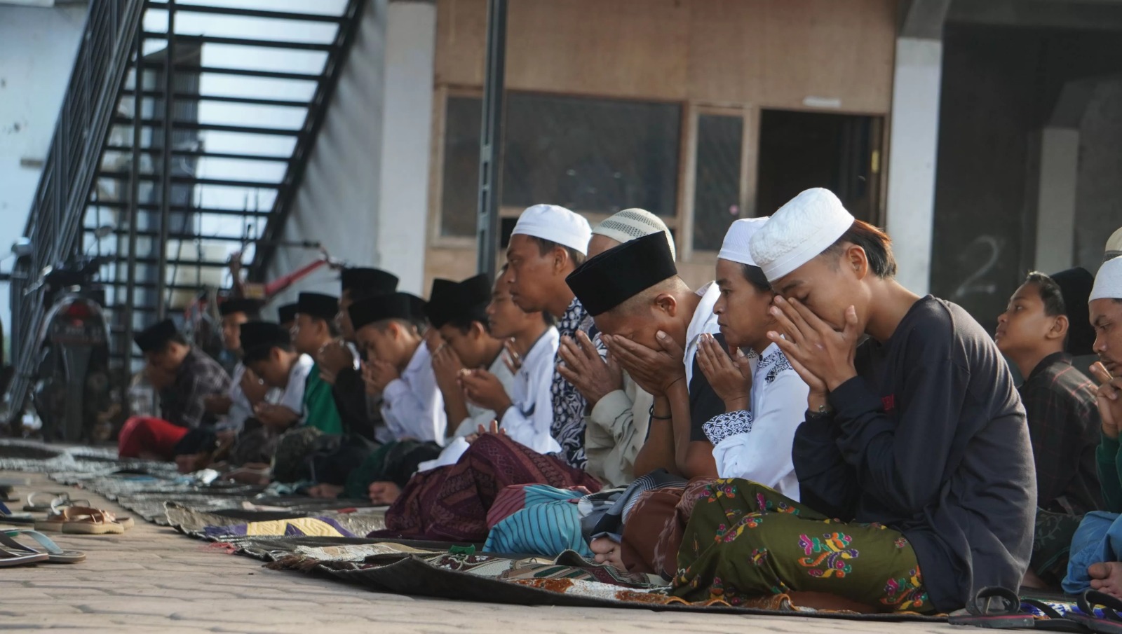 IBADAH: Warga Suger Kidul yang melakukan salat ied tahun lalu. Hari ini, sebagian warga setempat menjalani salat idul fitri terlebih dahulu.