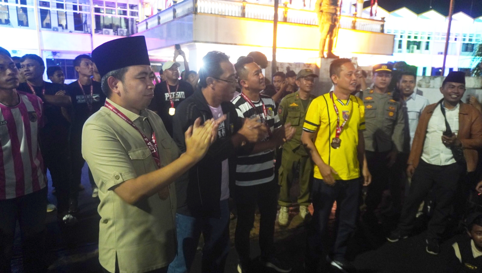 Euforia penyambutan skuad Macan Raung di Lobi Kantor Pemkab Jember, Senin malam (16/2/2026), usai mengamankan posisi ketiga zona Jawa Timur. (Foto: Sidqin/JPRJ)