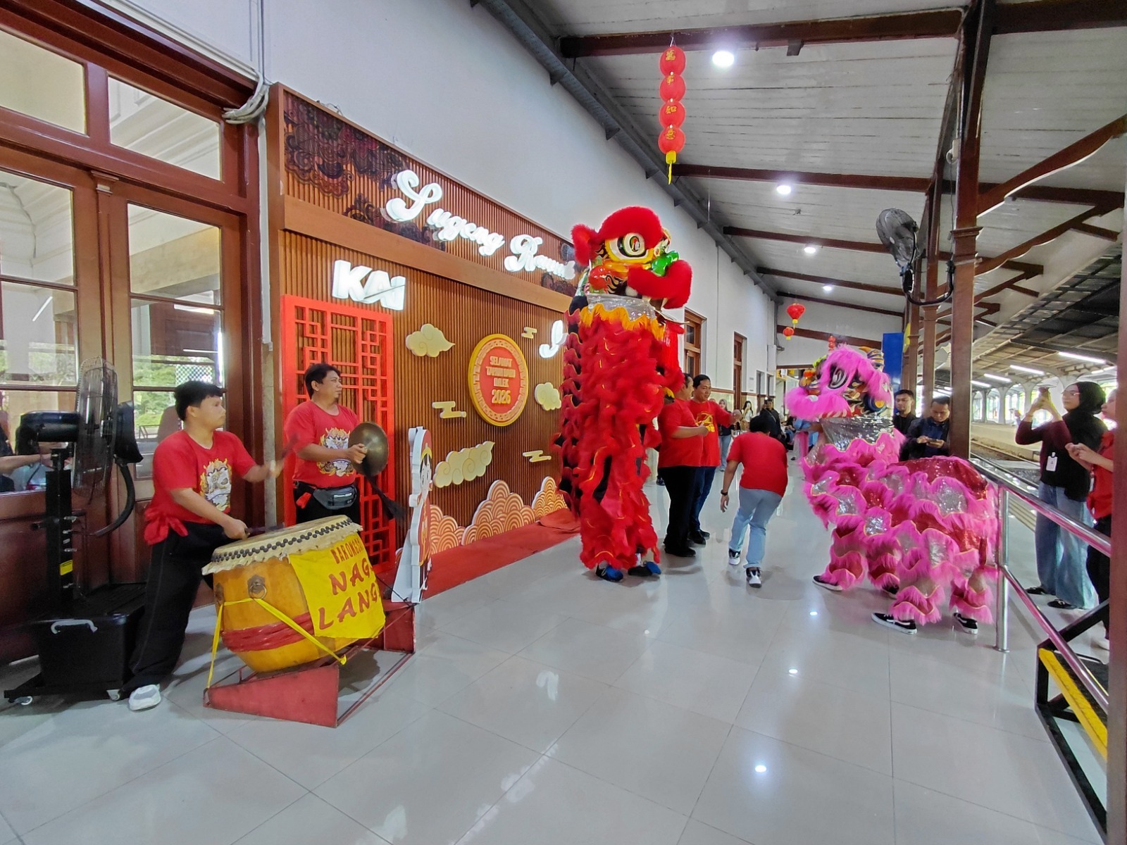 RAMAH MENYAPA: Barongsai Naga Langit menyapa ramah para penumpang KA di Stasiun Jember, kemarin pagi.