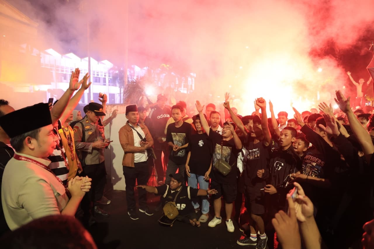 RAYAKAN KEMENANGAN: Pemain ofisial dan suporter Persid Jember merayakan raihan juara tiga Liga 4 Piala Gubernur Jatim. Pemkab menyiapkan beasiswa kuliah bagi para penggawa Persid.