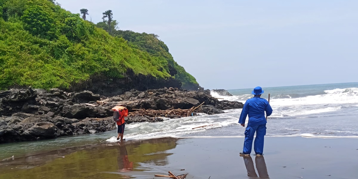 LAKUKAN PENCARIAN: Tim SAR Rimba Laut bersama Satpolair Polres Jember dan SAR gabungan terus melakukan pencarian korban yang terjatuh saat memancing di Pantai Canga&rsquo;an, Desa Sabrang, Kecamatan Ambulu,
