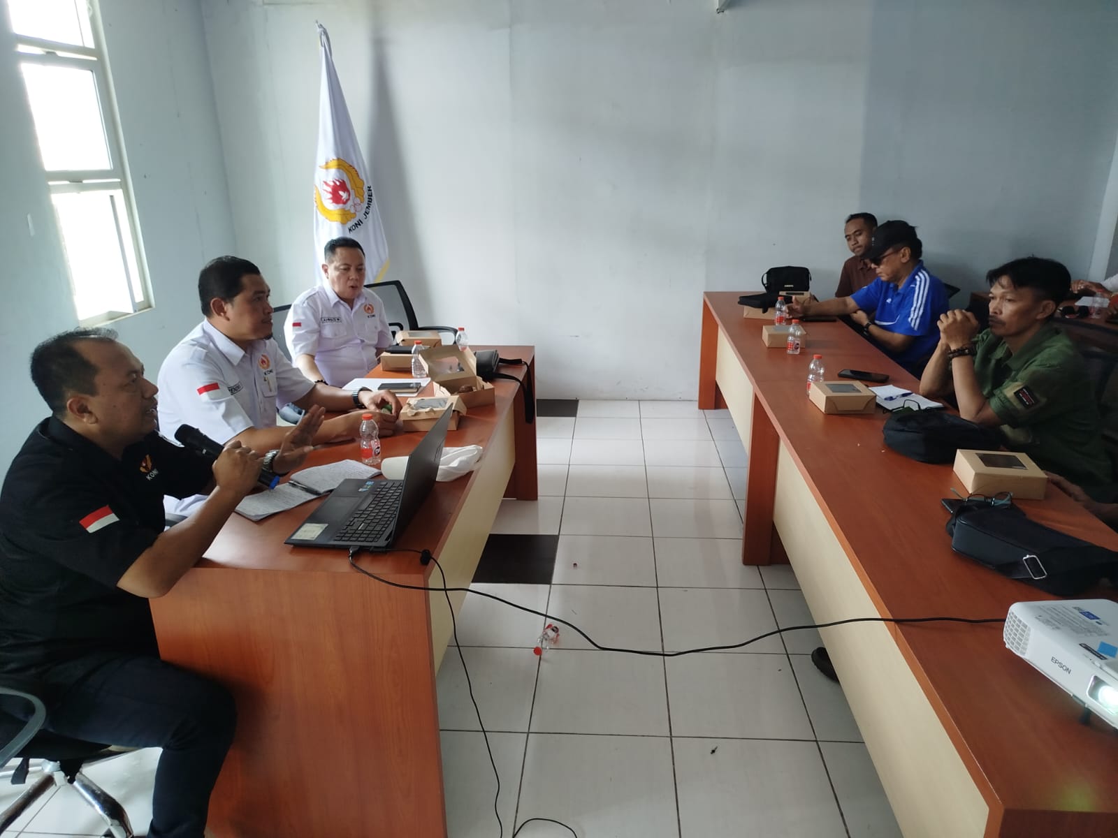 UNTUK OLAHRAGA: Sejumlah pelaku cabang olahraga rapat bersama KONI Jember di Aula KONI Jember, kemarin (17/2). (DWI.S/RJ)