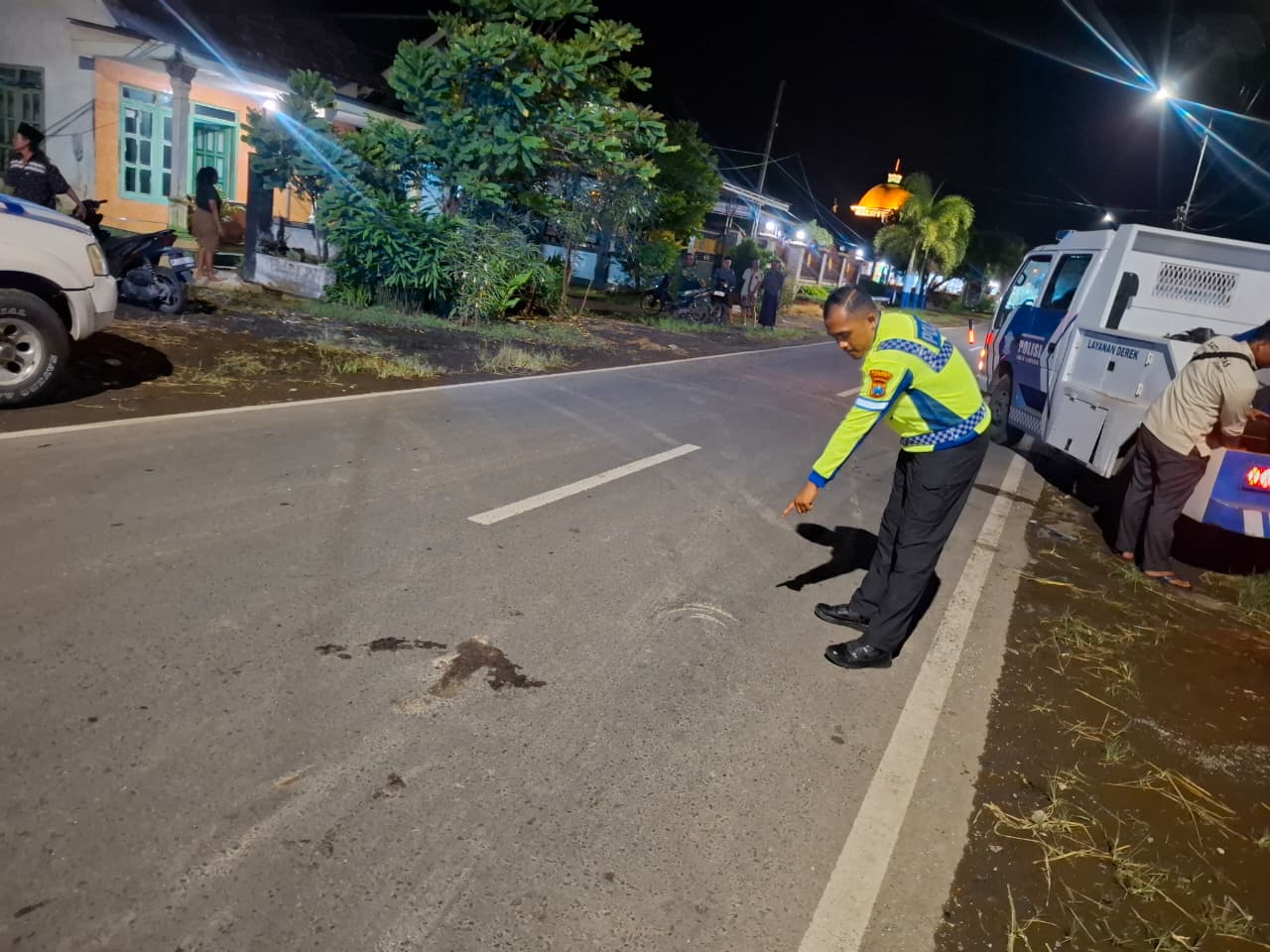 DATANGI LOKASI: Anggota Unit Laka Satlantas Polres Jember melakukan olah tempat kejadian perkara (TKP) kecelakaan di Jalan Raya Desa Mojosari, Kecamatan Puger, Senin malam (16/2).