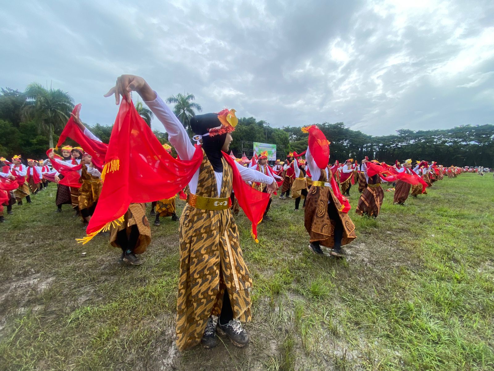 LUWES: Pelajar dari sembilan sekolah dasar yang tergabung dalam Gugus Satu saat menampilkan tari&nbsp;Totta&rsquo;an Dhereh&nbsp;di Alun-alun RBA Ki Ronggo, Sabtu (14/2).