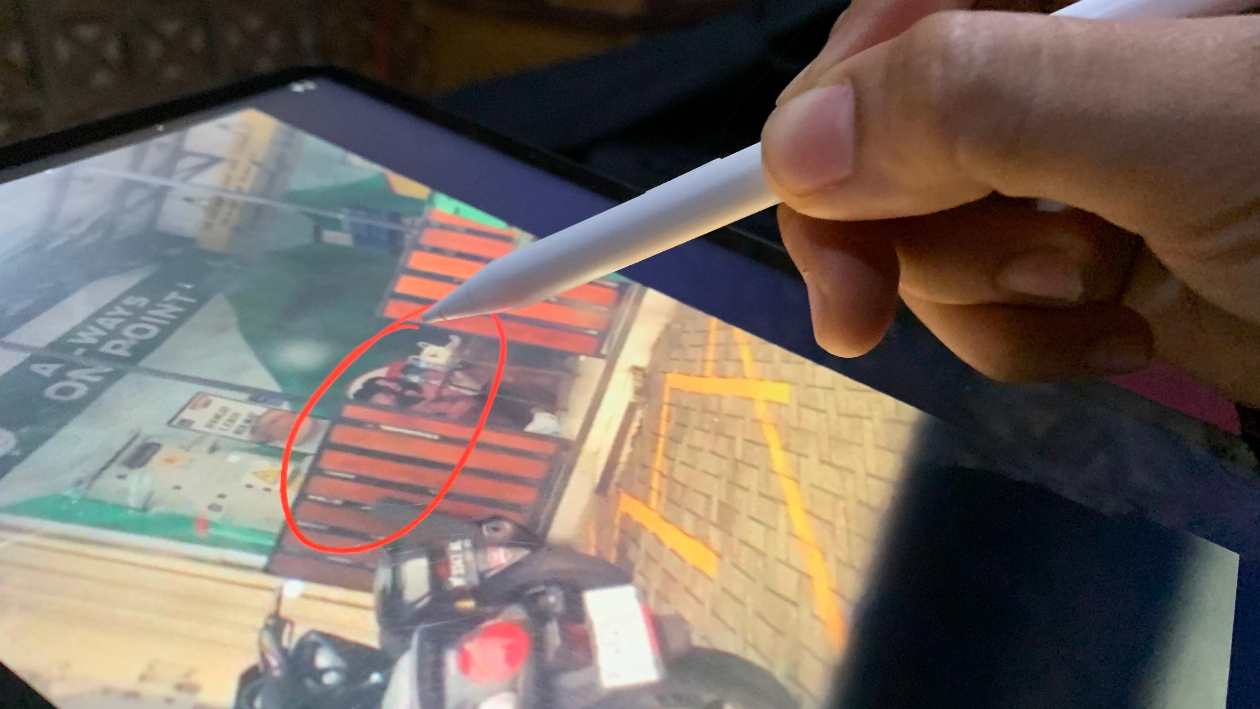 TAK PANTAS: Salah seorang warga di Bondowoso melihat video yang menunjukan dua remaja berbuat tak senonoh di tempat umum.  