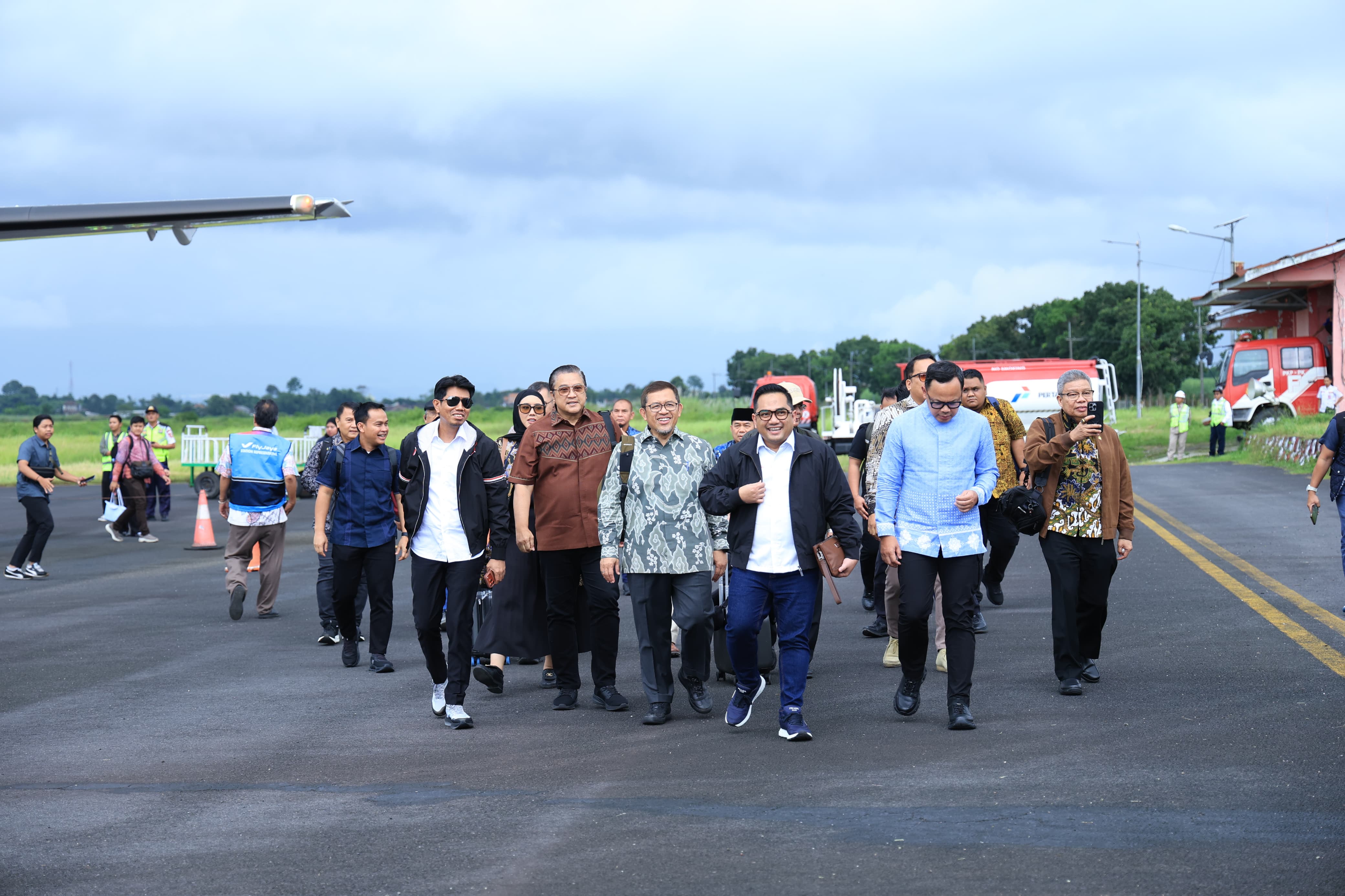 Pimpinan Komisi II DPR RI, bersama Wamendagri, seusai landing di Bandara Notohadinegoro, saat berkunjung ke Jember, Sabtu, 14 Februari 2026. (Dok. Basit)