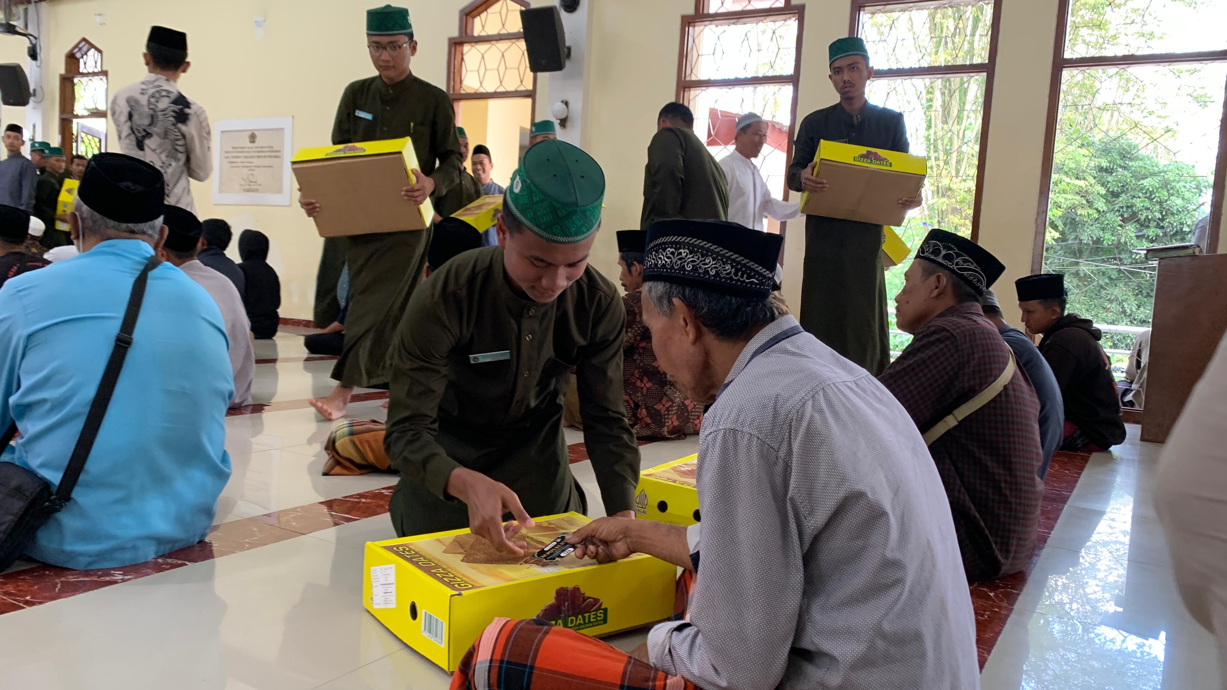 TERTIB: Sejumlah santri Ponpes Al Ishlah Bondowoso memberikan kurma, kepada sejumlah penerima yang ditentukan sebelumnya.