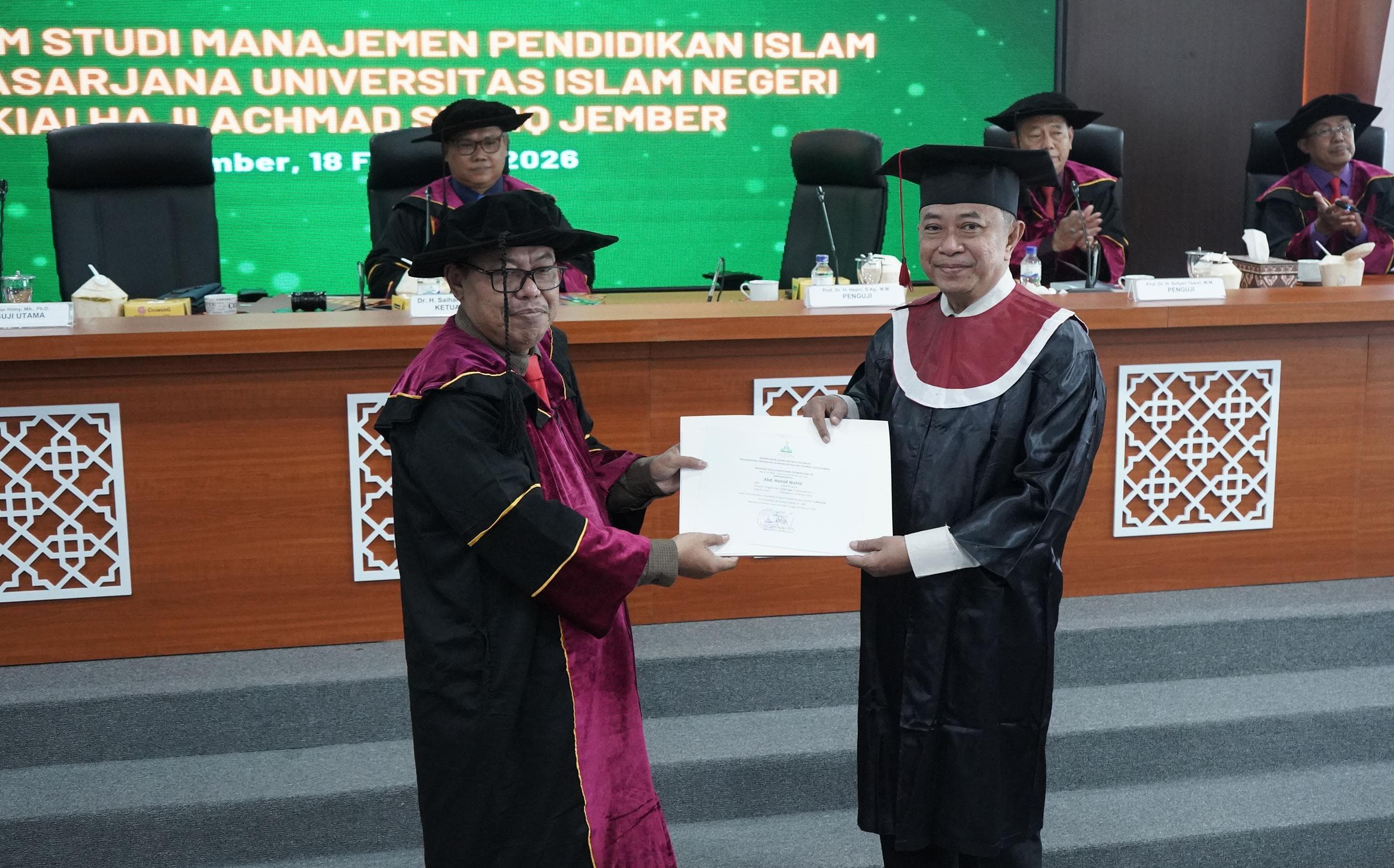 MEMBANGGAKAN: Bupati Bondowoso, Abdul Hamid Wahid (kanan) menerima sertfifikat kelulusan sidang promosi doktor.