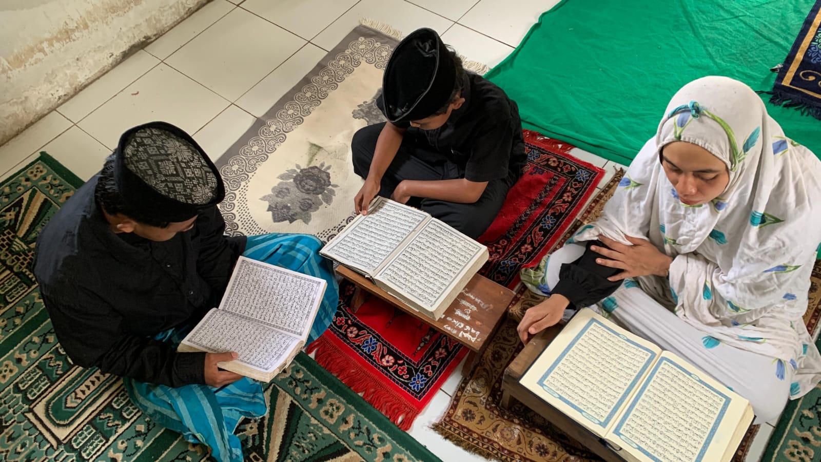 LEBIH AWAL: Sejumlah warga di Kecamatan Maesan mengaji bersama atau tadarus, kegiatan tersebut biasanya rutin dilaksanakan selama Ramadan. (ILHAM/RJ)