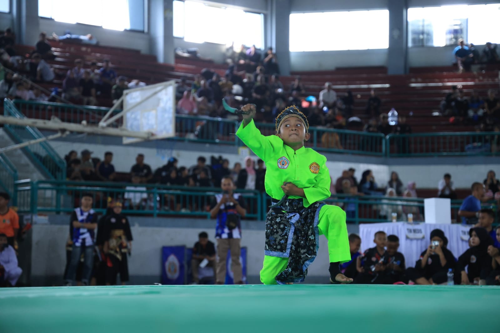 UNJUK KEBOLEHAN: Salah satu atlet cilik berlaga dalam kompetisi Pencak Silat Jember Championship di GOR Kaliwates, Jumat (14/2). (KOMINFO JEMBER)