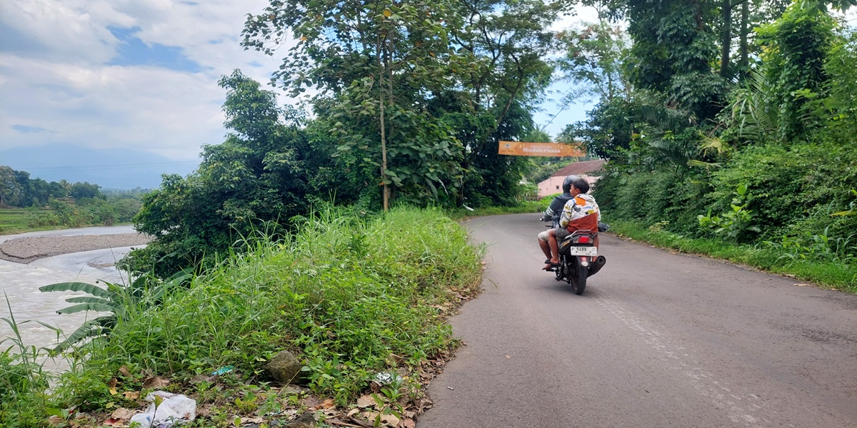 RAWAN KECELAKAAN: Pengguna jalan yang melintas di jalan penghubung Desa Glagahwero dengan Desa Kemuningsari Lor, Kecamatan Panti, diminta waspada karena perbaikan plengsengan masih belum tuntas