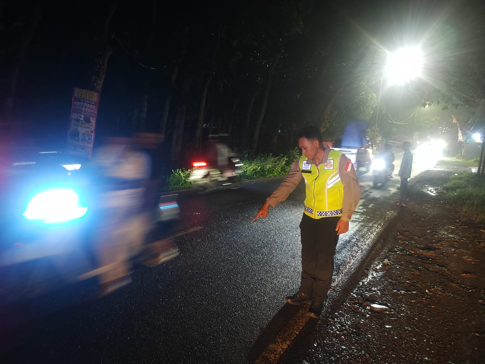 DATANGI TKP: Anggota Unit Laka Satlantas Polres Jember mendatangi lokasi kecelakaan di Jalan Raya Desa Kemuningsari Lor, Kecamatan Panti, Selasa (17/2) malam.