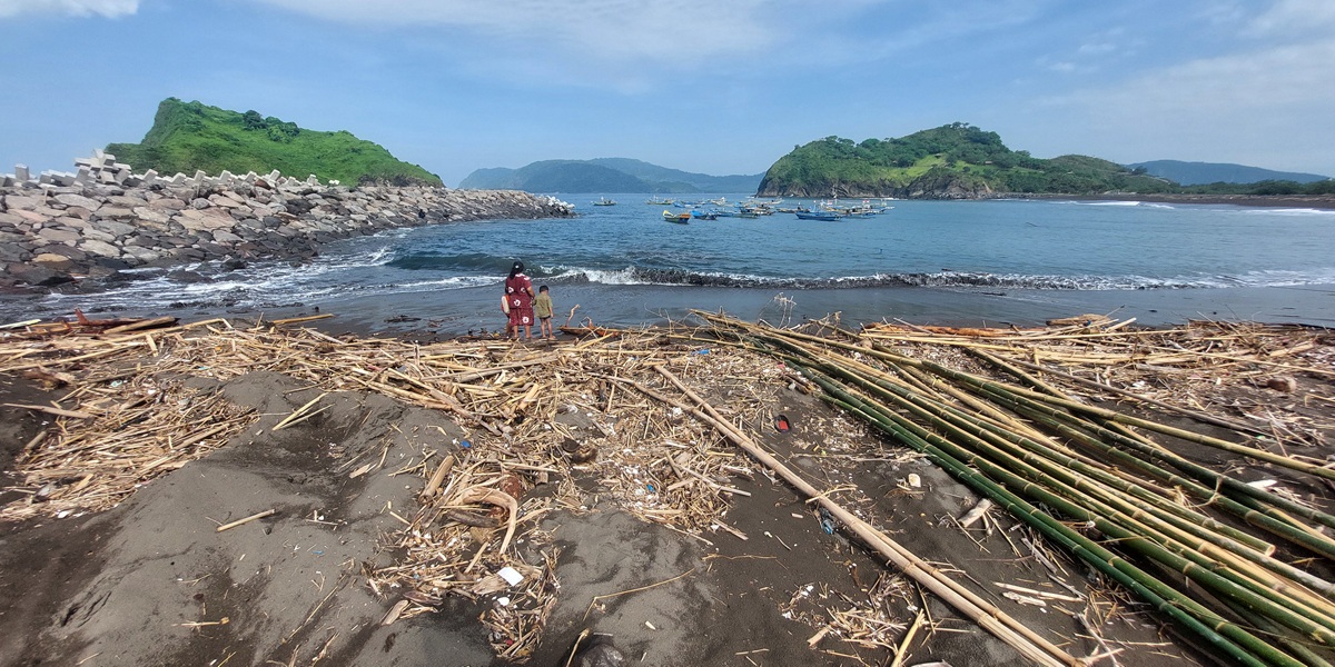GANGGU KEINDAHAN PANTAI: Tumpukan sampah potongan bambu memenuhi kawasan Pantai Payangan, Dusun Watu Ulo, Desa Sumberejo, Kecamatan Ambulu. Sampah itu muncul setelah banjir melanda Jember