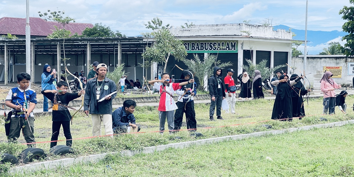 ARAHKAN BIDIKAN: Sejumlah perserta Liga Santri Panahan Berkuda berkompetisi pada kategori panahan di Pondok Pesantrn Babussalam beberapa waktu lalu.  