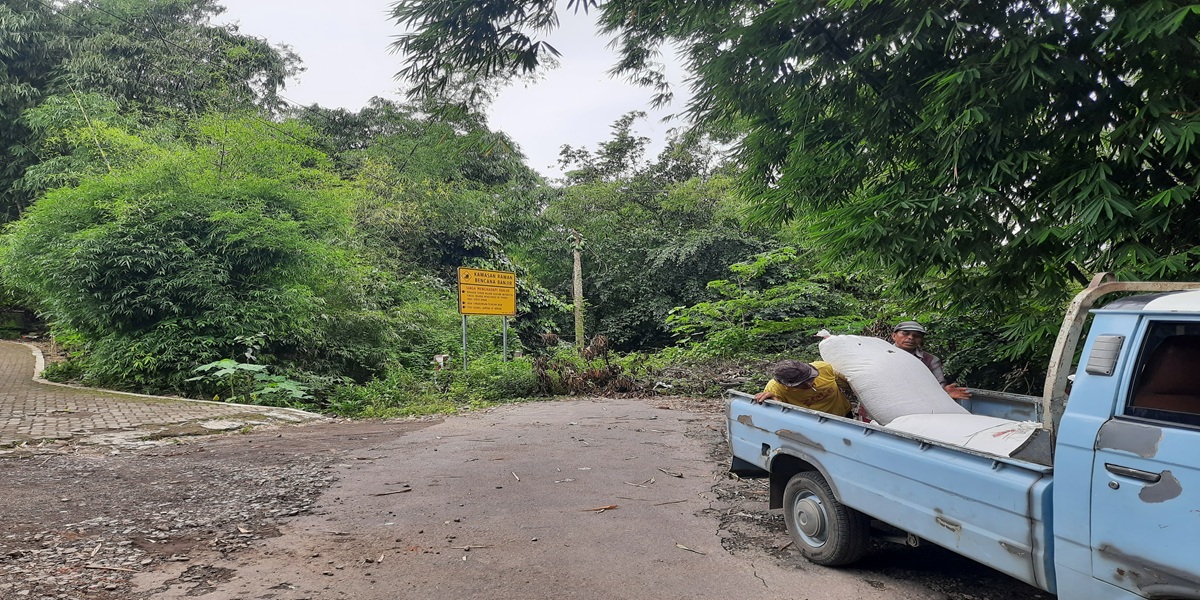 AKSES UTAMA: Sejumlah warga saat melewati jembatan darurat di Desa Jumpong Kecamatan Wonosari.