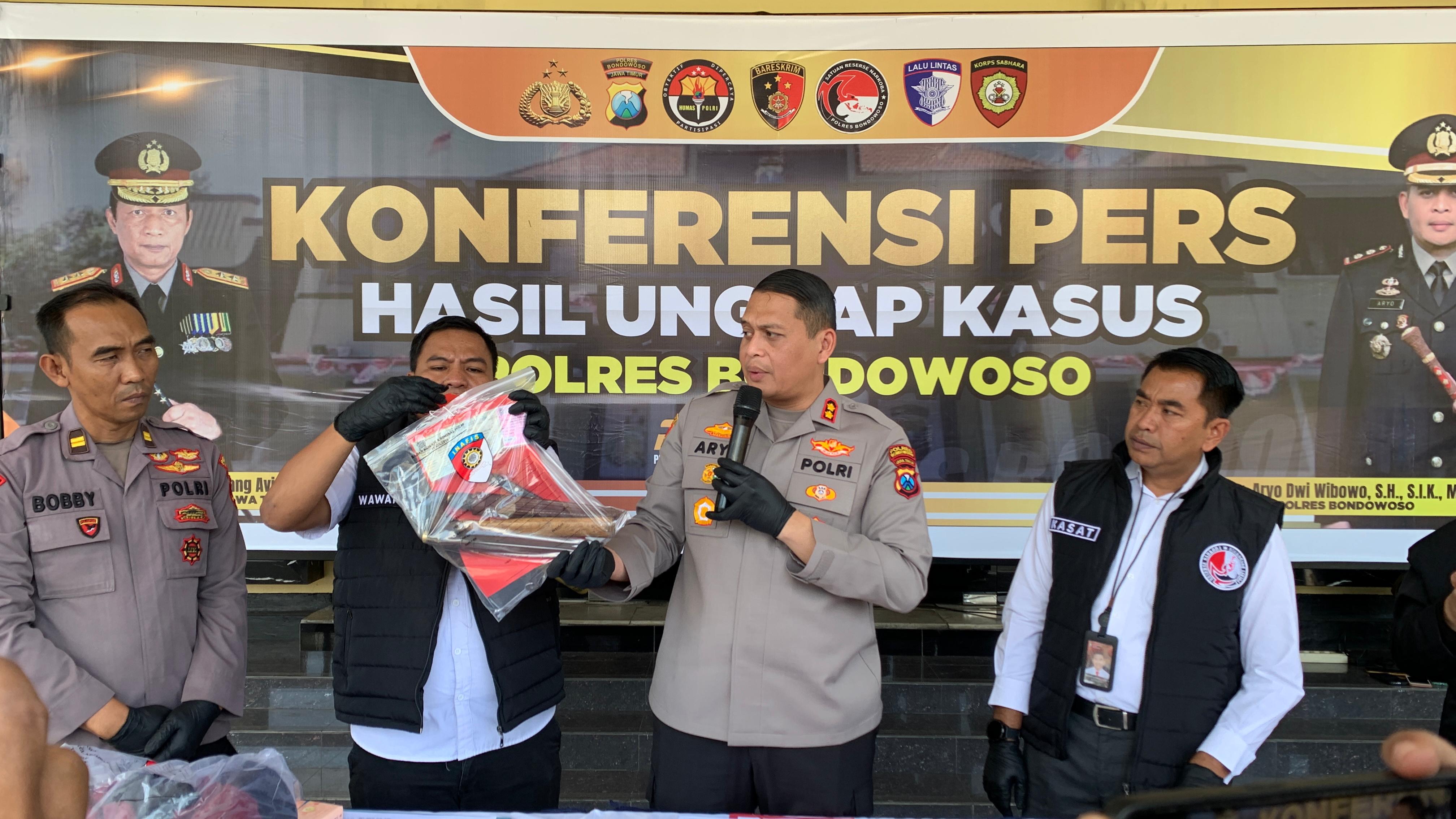 DITELUSURI: AKBP Dr Aryo Dwi Wibowo (tengah) menunjukan barang bukti yang berhasil diamankan, dalam kasus pencurian kendaraan bermotor.
