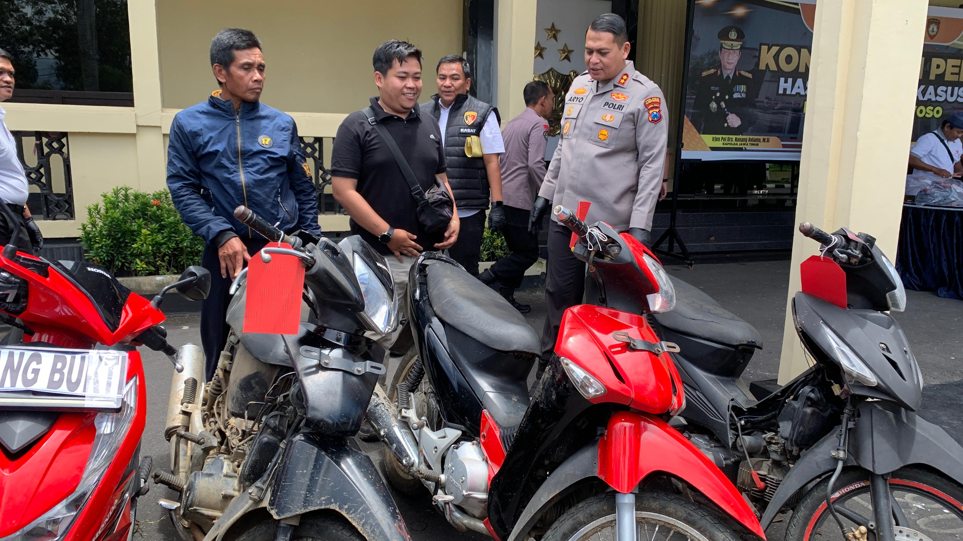 LANGSUNG DIKEMBALIKAN: Salah seorang korban curanmor, menerima motornya kembali setelah dicuri maling beberapa waktu lalu.