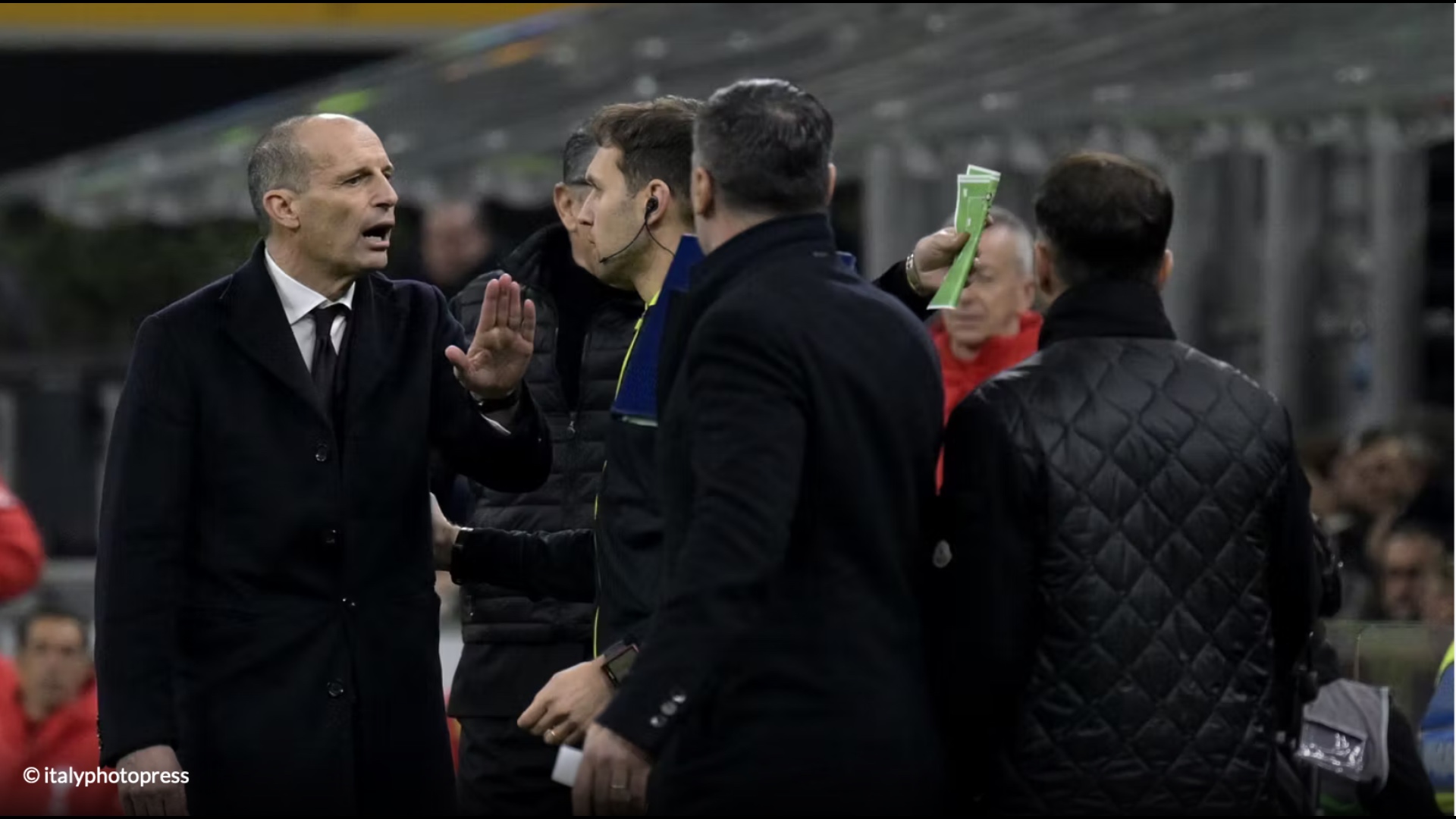Max Allegri ketika berdebat dengan Fabregas (DOK ITALY PHOTO PRESS)