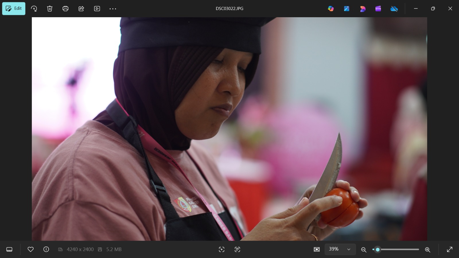 FOTO-FOTO: M. ADHI SURYA/RADAR JEMBER ANTUSIAS: Para peserta pelatihan memasak mengikuti proses mengolah daging ikan. Termasuk cara fillet hingga memakai cooper.  &nbsp;
