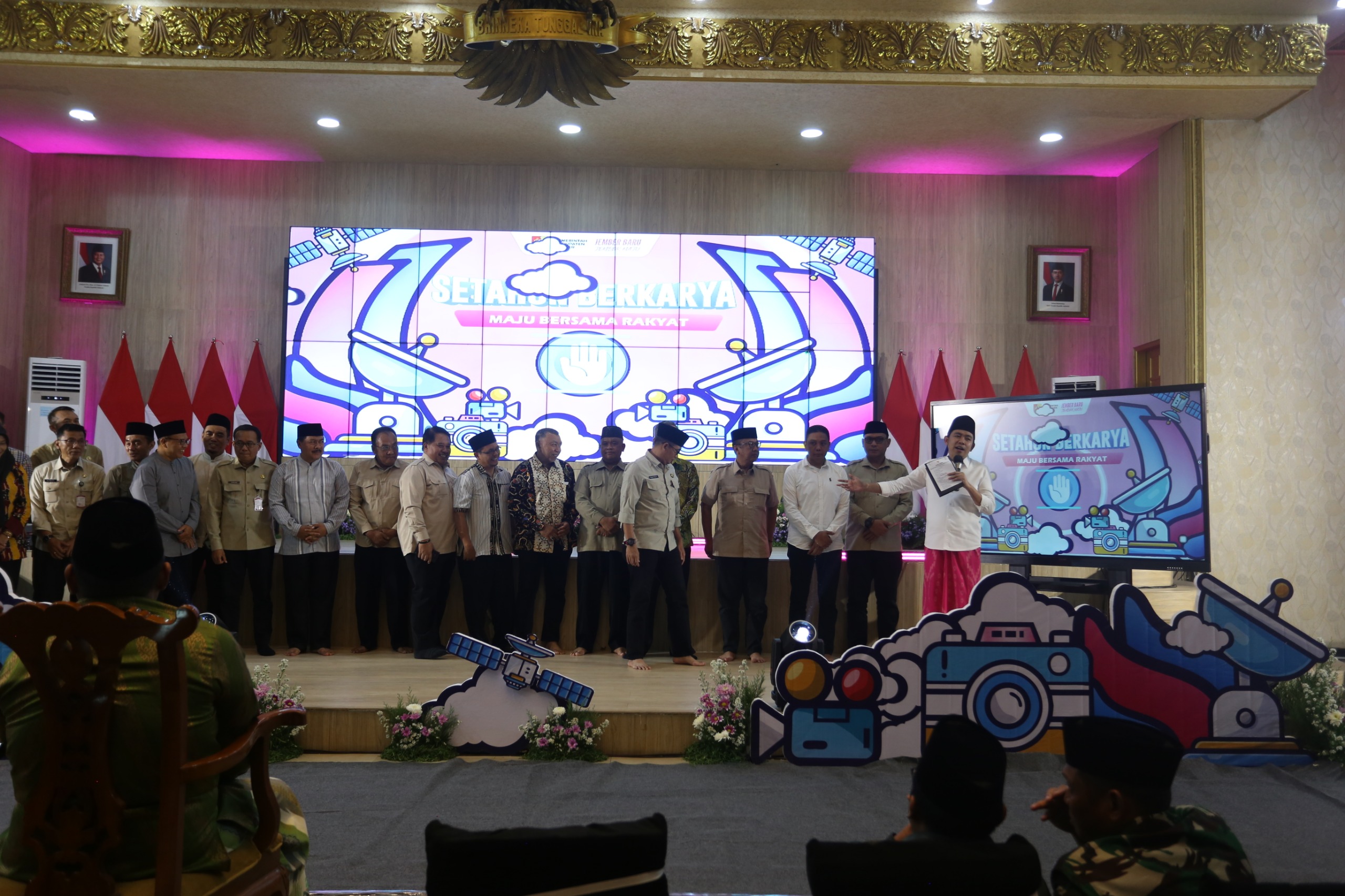Suasana kekeluargaan yang tersaji saat Bupati Fawait merayakan satu tahun masa kepemimpinannya, bersama lintas kalangan pejabat, tokoh masyarakat, pimpinan parpol, hingga Srikandi LSN. (Yulio/JPRJ)