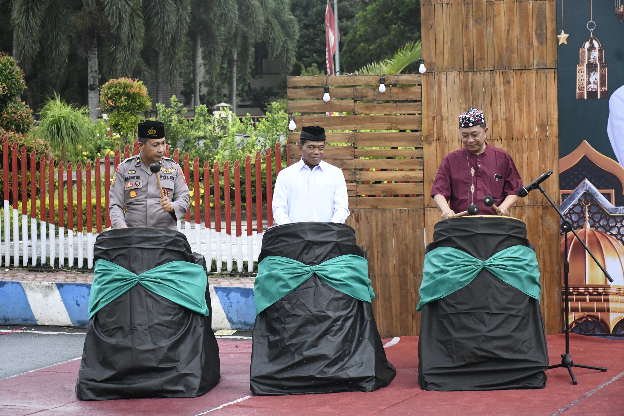 DIBUKA: Bupati Bondowoso, Abdul Hamid Wahid bersama forkopimda memukul bedug sebagai tanda dibukanya Festival Ramadhan 1447 Hijriyah, Jum'at (20/2).  