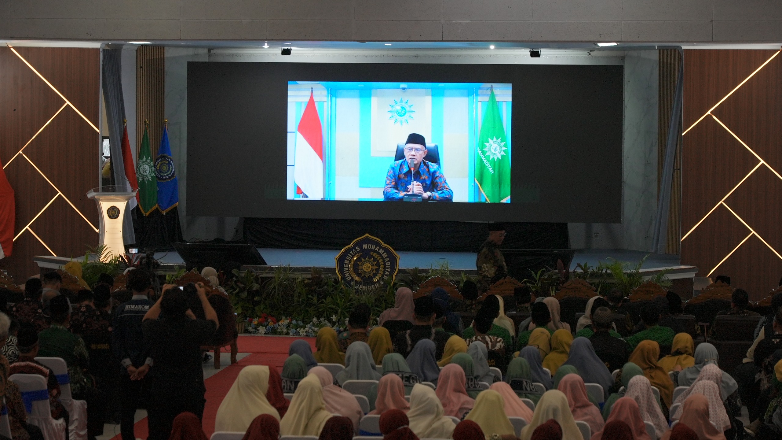 EDUKASI: Ketua Umum Pimpinan Pusat Muhammadiyah Haedar Nashir sampaikan kritik membangun dalam Kajian Ramadan di Unmuh Jember.&nbsp;