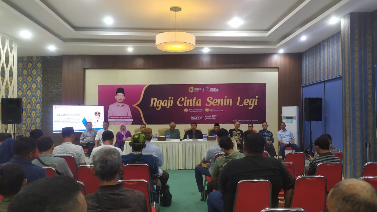 AUDIENSI: Warga Perumahan Villa Indah Tegal Besar, Kaliwates audiensi dengan Satgas Infrastruktur dan Tata Ruang di hall Prajamukti Pemkab Jember, Sabtu malam (21/2). 