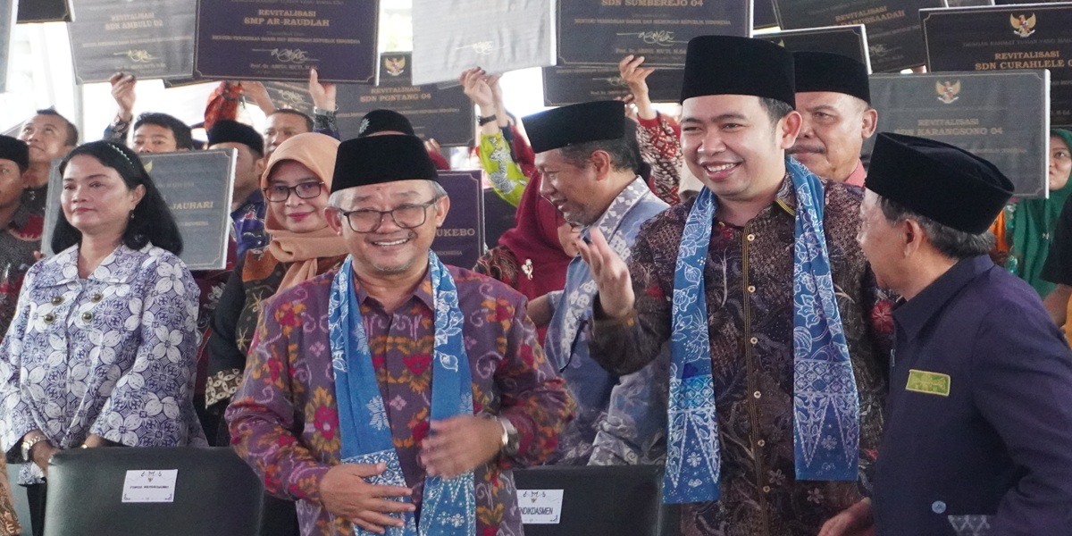 Mendikdasmen Mu'ti dan Bupati Fawait, saat meninjau gedung sekolah baru setelah revitalisasi, di SMPN 1 Balung, Jember, Sabtu (21/2).(MAULANA/RJ)