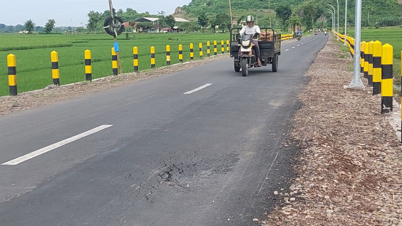 MULAI RETAK: Kondisi aspal jalan Wuluhan-Puger yang sekarang sudah mulai retak di beberapa titik.  