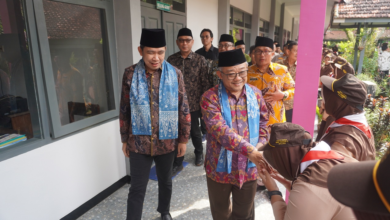 KE JEMBER: Mendikdasmen Mu'ti dan Bupati Fawait, saat meninjau gedung sekolah baru setelah revitalisasi, di SMPN 1 Balung, Jember, Sabtu (21/2).&nbsp;