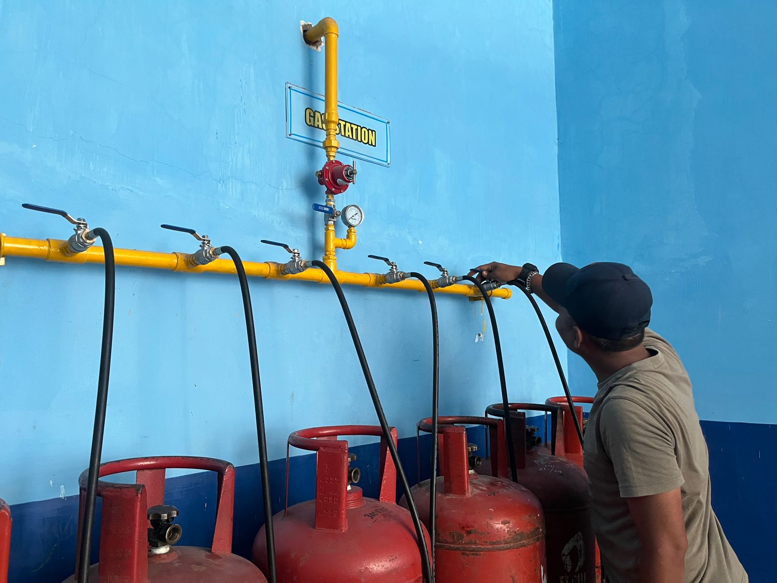 TINJAU LANGSUNG: Salah satu teknisi SPPG Tamansari saat mengecek kondisi gas LPG beberapa waktu lalu.  