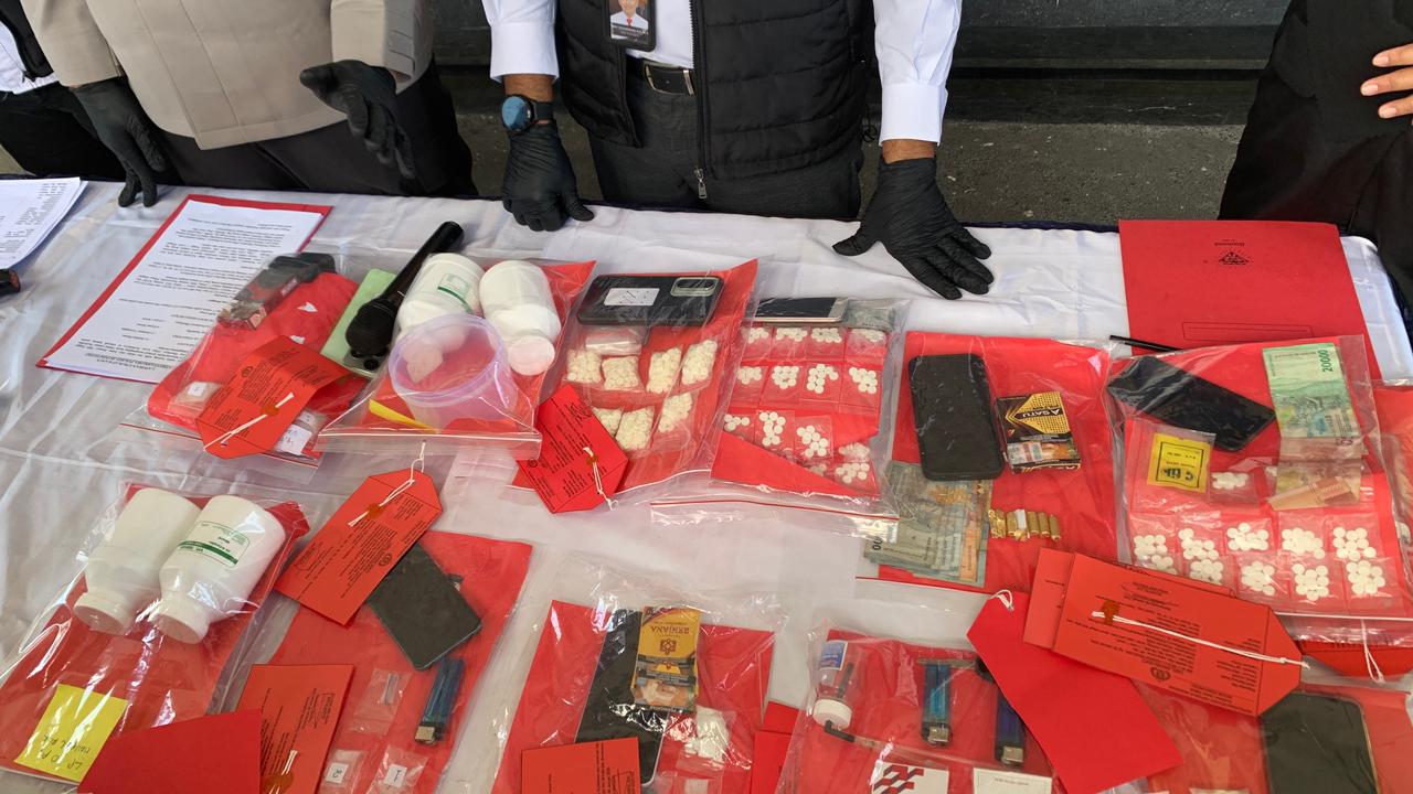 DIAMANKAN: Kapolres Bondowoso AKBP Dr Aryo Dwi Wibowo menunjukan barang bukti narkoba dan obat terlarang yang disita petugas.  
