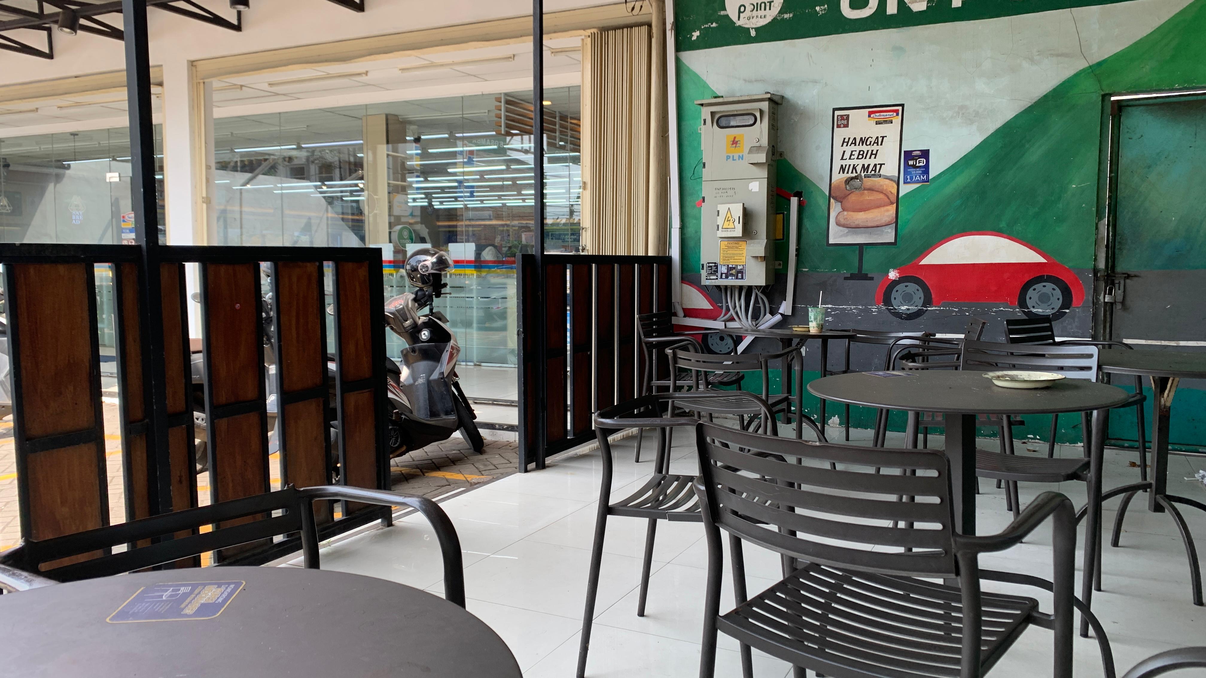 DIPERKETAT: Cafe salah satu toko modern di Bondowoso, yang sempat viral karena menjadi lokasi mesum dua sejoli beberapa waktu lalu.  