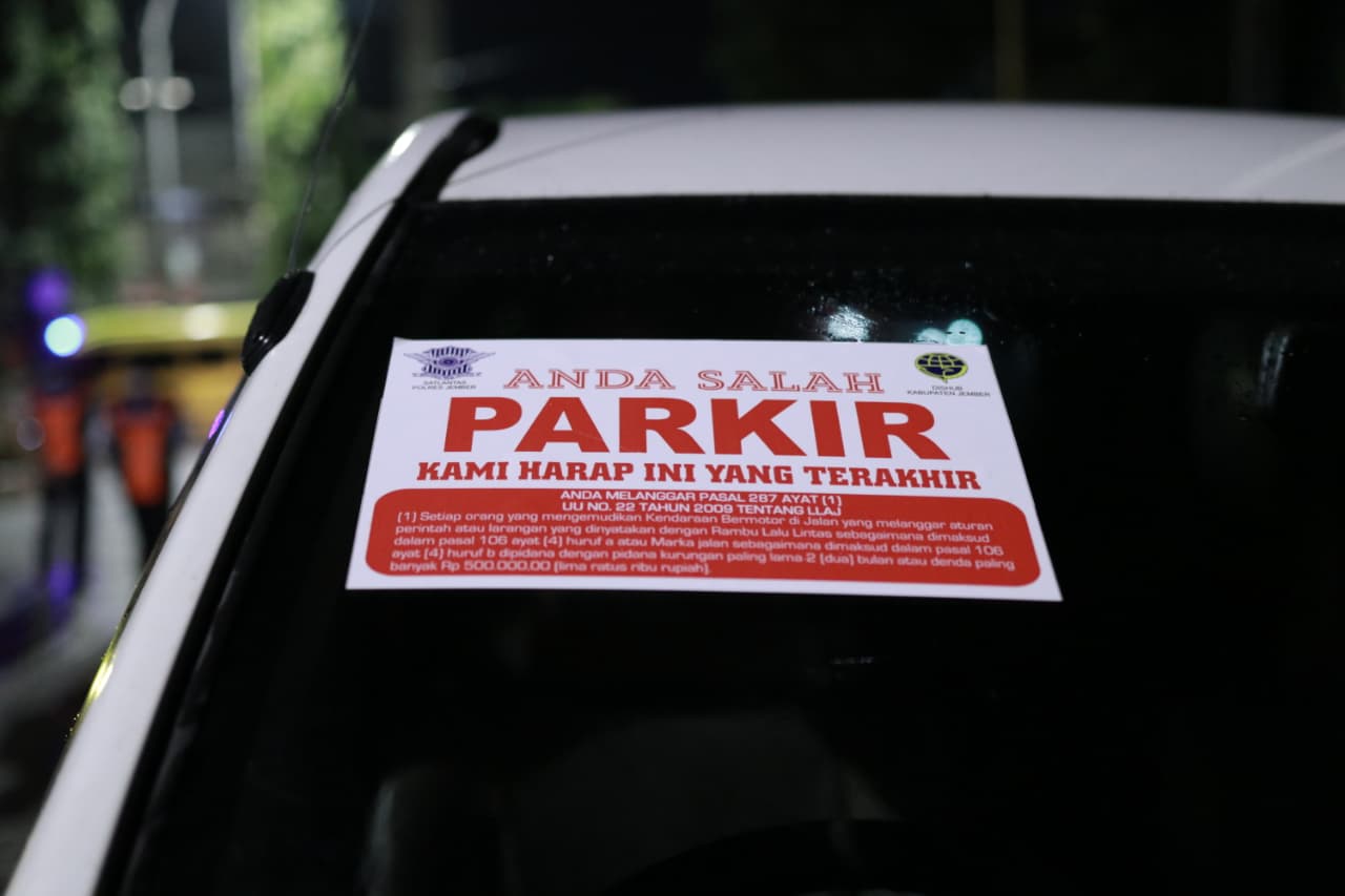 Stiker peringatan yang dipasang petugas gabungan untuk memperingati pengendara yang melanggar parkir di zona terlarang kawasan Jember kota. (Dok. Diskominfo)