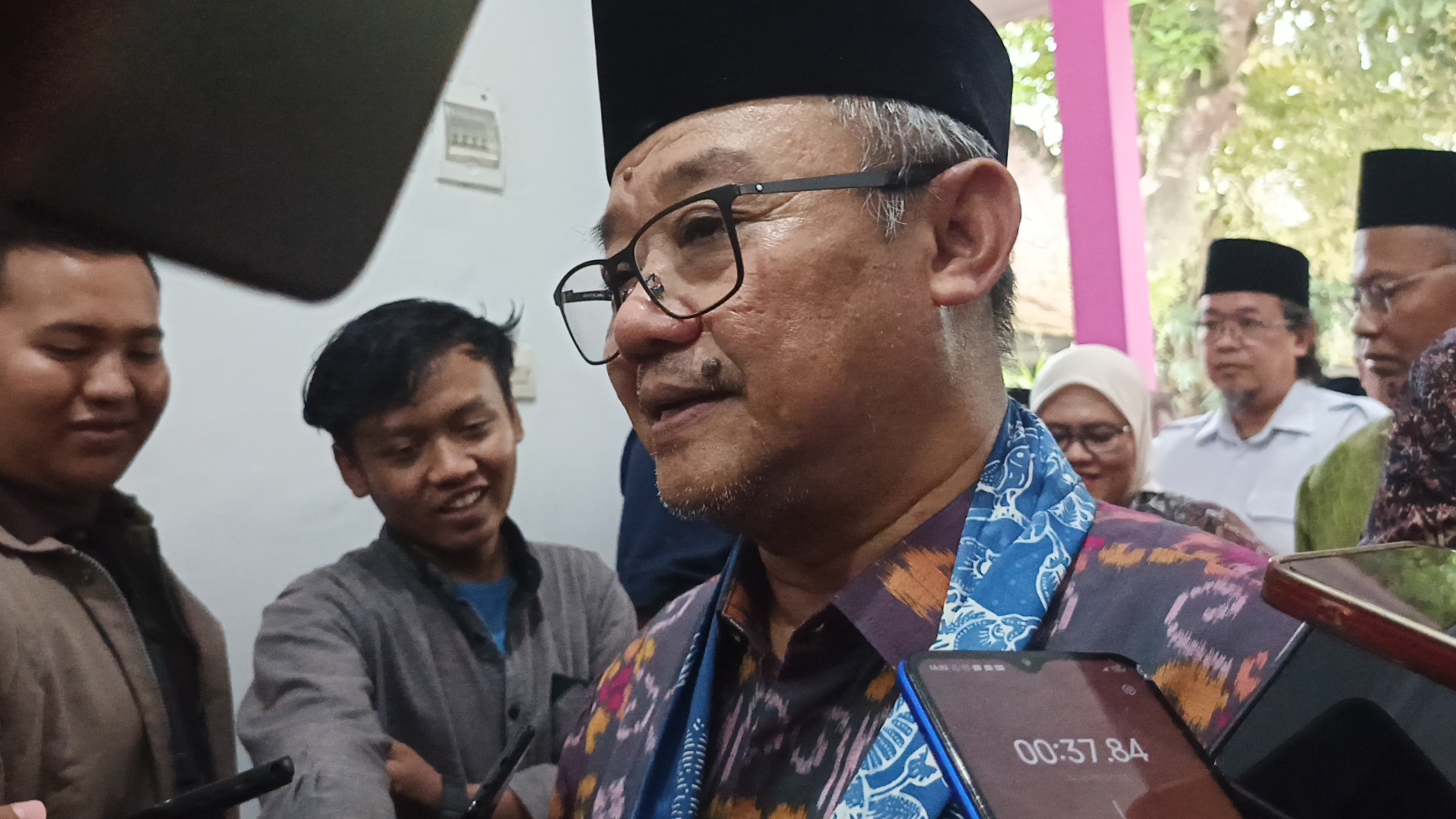 Mendikdasmen Abdul Mu'ti, usai meninjau dan meresmikan program revitalisasi sekolah, di Jember (21/2/2026). (Maulana/JPRJ)