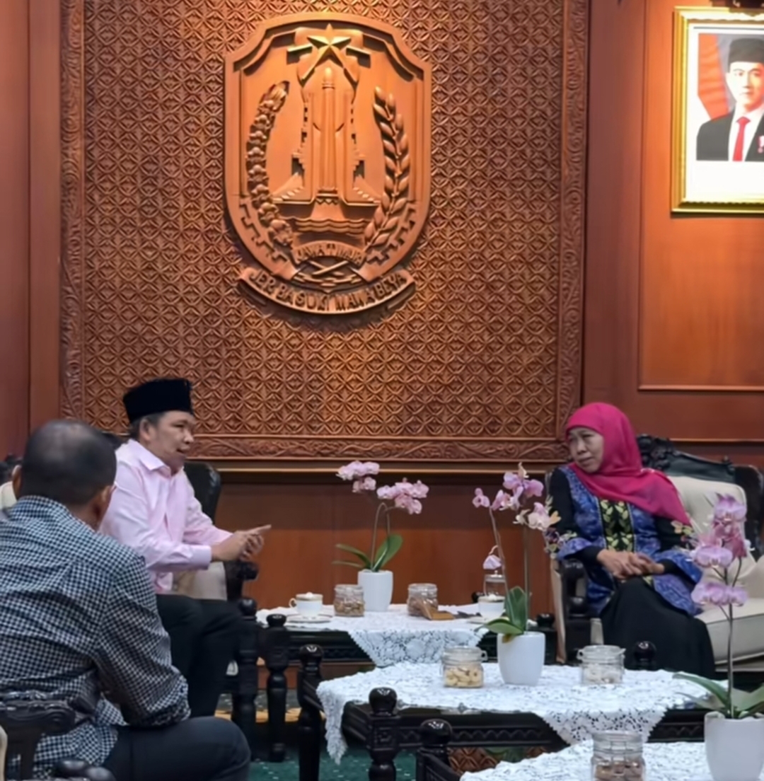 KOORDINASI: Bupati Fawait saat bertemu Gubernur Khofifah, melaporkan kondisi infrastruktur Jember yang rusak (15/2).  