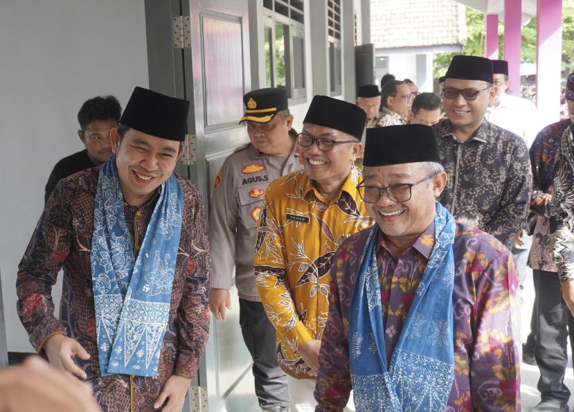 Mendikdasmen Abdul Mu'ti dan Bupati Fawait, usai meninjau dan meresmikan program revitalisasi sekolah, di Jember (21/2/2026). (Maulana/JPRJ)