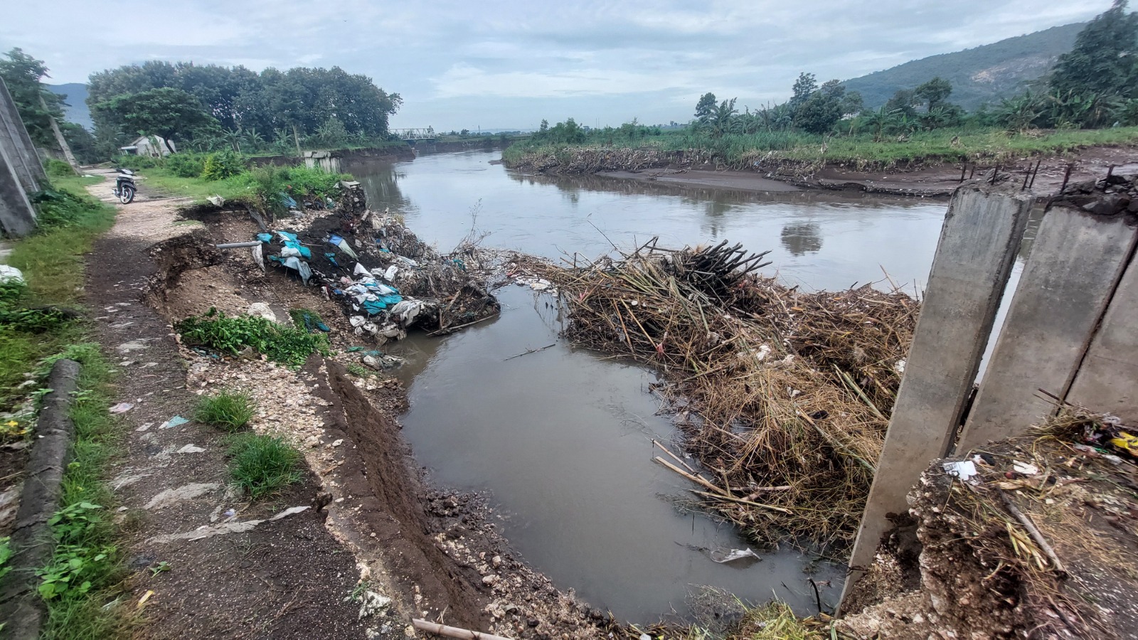 AKHIRNYA PUTUS: Jalan Desa di Dusun Sulakdoro, Desa Lojejer, Kecamatan Wuluhan akhirnya putus setelah diterjang banjir beberapa hari lalu  