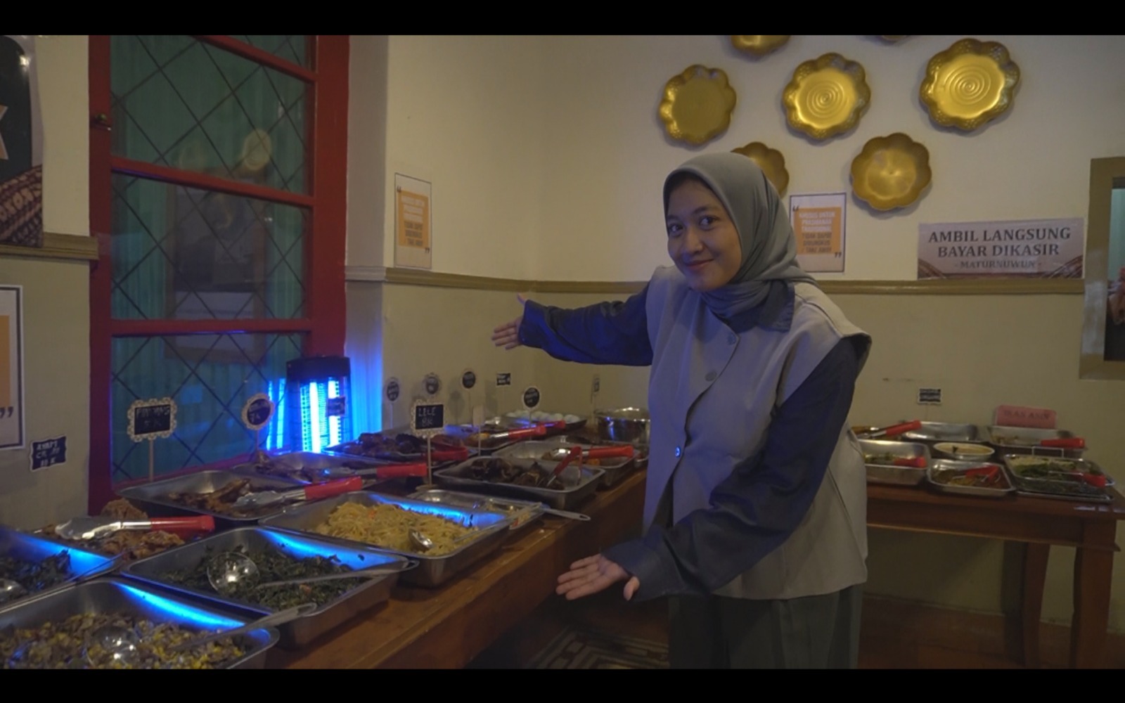 MURAH MERIAH: Pengunjung menikmati menu prasmanan di Dira Cafe PB Sudirman Jember. Cukup Rp 12 ribu, pengunjung bisa makan sepuasnya.  