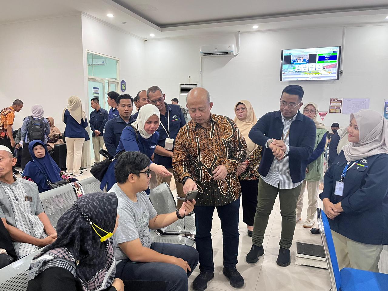 LEBIH DEKAT: Direktur Tekhnologi Informasi BPJS Kesehatan Dr Ir Edwin Aristiawan MM menyapa pasien RSU Kaliwates.  