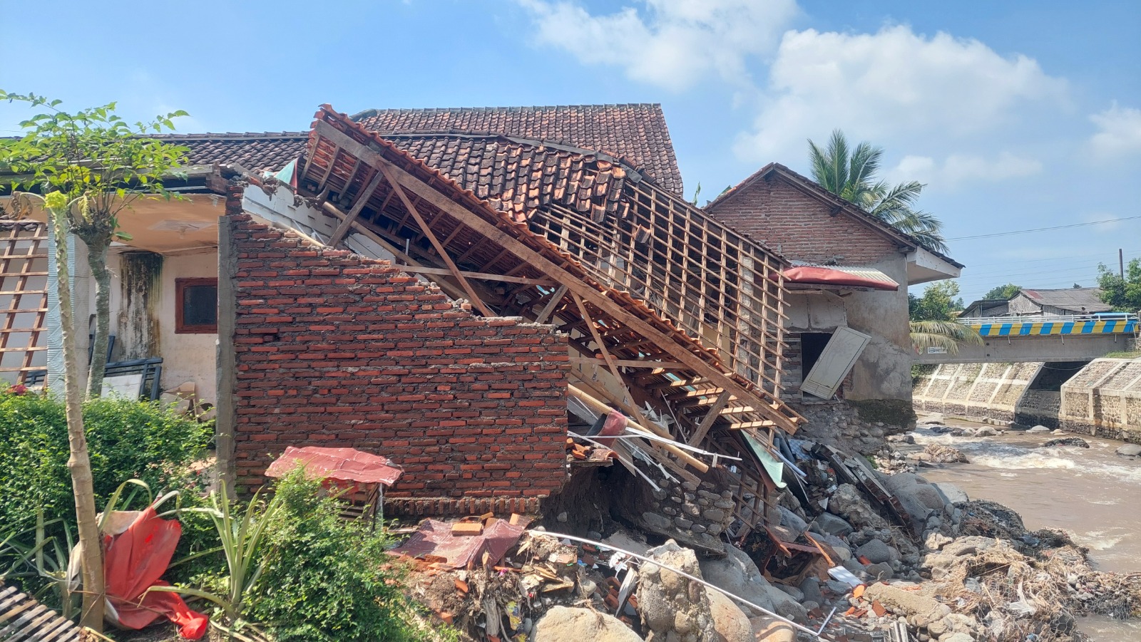 TAK DITEMPATI LAGI: Rumah terdampak banjir bandang Sungai Pakis pada 2 Februari lalu, hingga kini tidak dihuni lagi. Pemiliknya pun masih memilih mengungsi.  