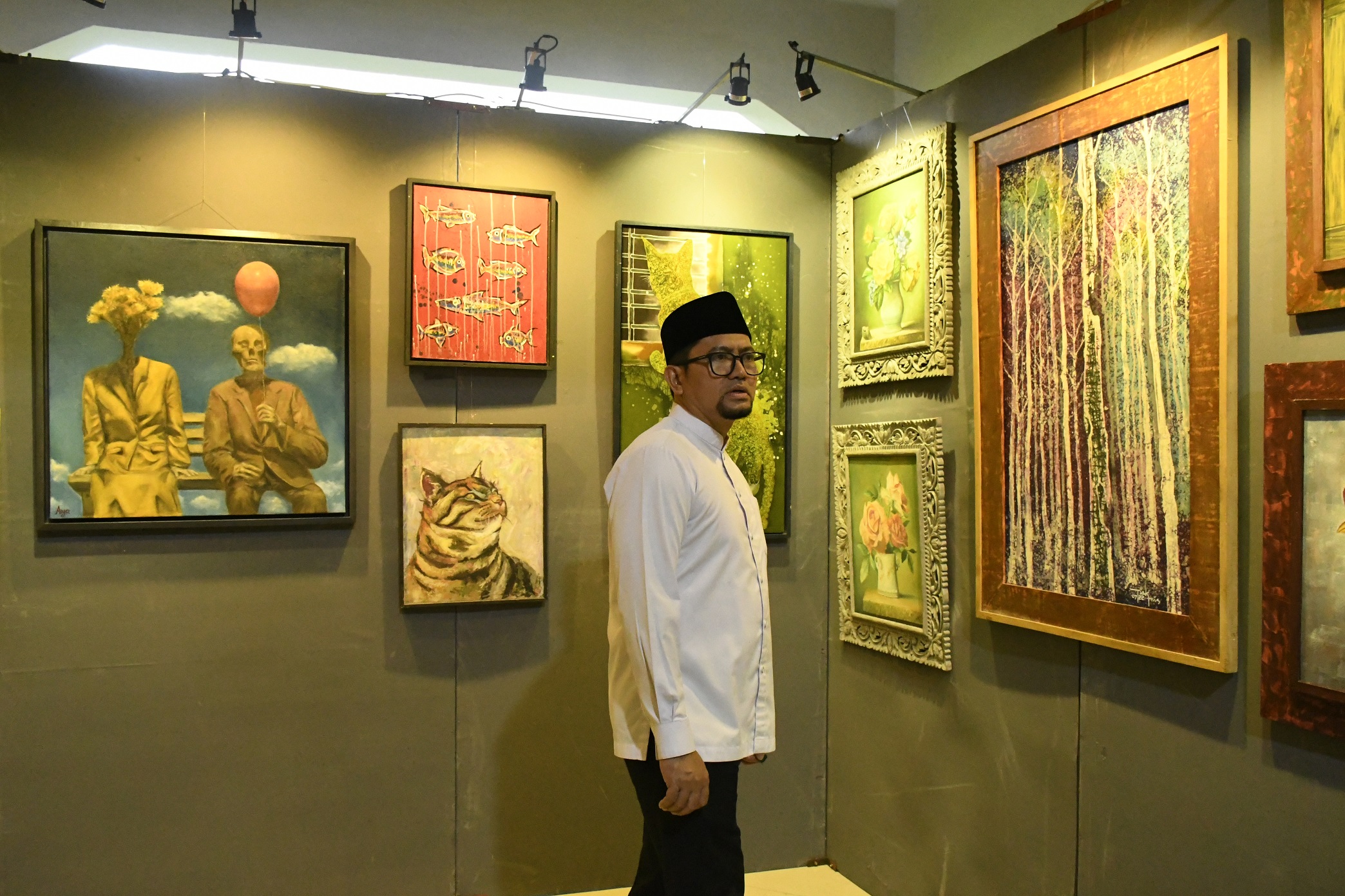 SENI: Sekda Bondowoso, Fathur Rozi melihat pameran lukisan lintas daerah pada Festival Ramadhan 1447 Hijriyah, Jum'at (20/2)  
