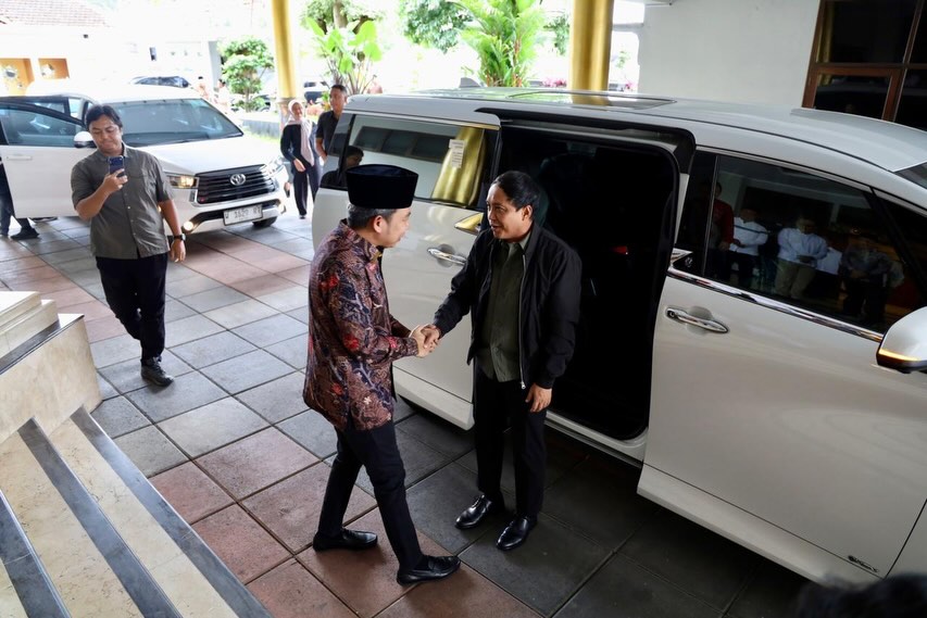 Pendapa Wahyawibawagraha saat diramaikan oleh kedatangan sejumlah menteri secara maraton, Sabtu-Minggu (21-22/2/2026). Mulai dari Menteri PU, Mendikdasmen hingga Menhut. (Dok. Gus Fawait)